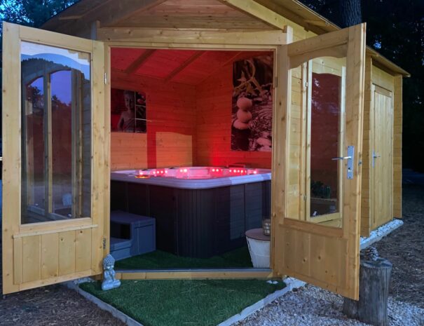 espace détente avec spa dans nos chambres d'hôtes