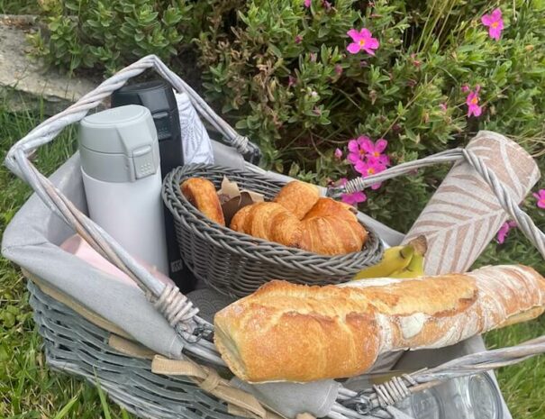 petit déjeuner dans le jardin de nos chambres d'hôtes en Provence