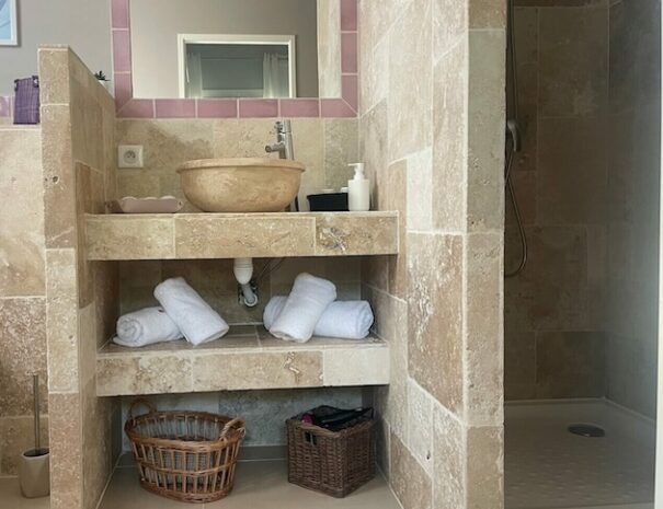 lamaisondelacigale-interieur-chambre-fleur-de-passion-var-3-e1694511855858