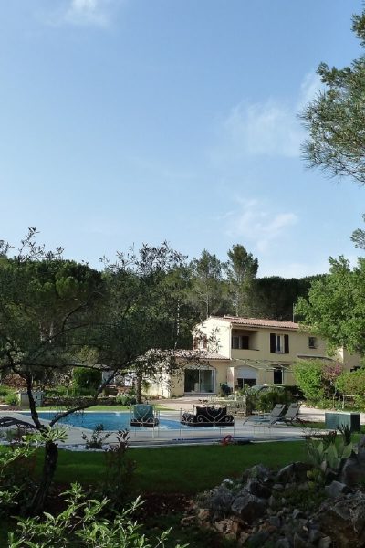 exterieur-chambre-dhote-var photo d'extérieur de la chambre d’hôte dans le var avec piscine chauffée