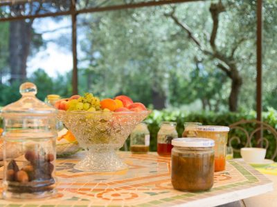 petit déjeuner servi dans la chambre d’hôte dans le var avec piscine