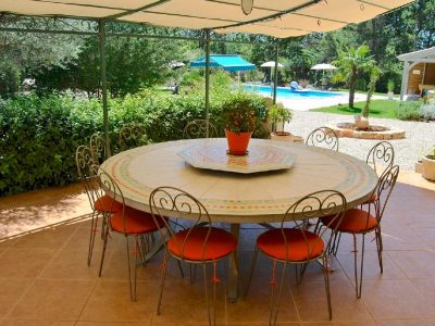 salon d'été de la chambre d’hôte dans le var avec piscine